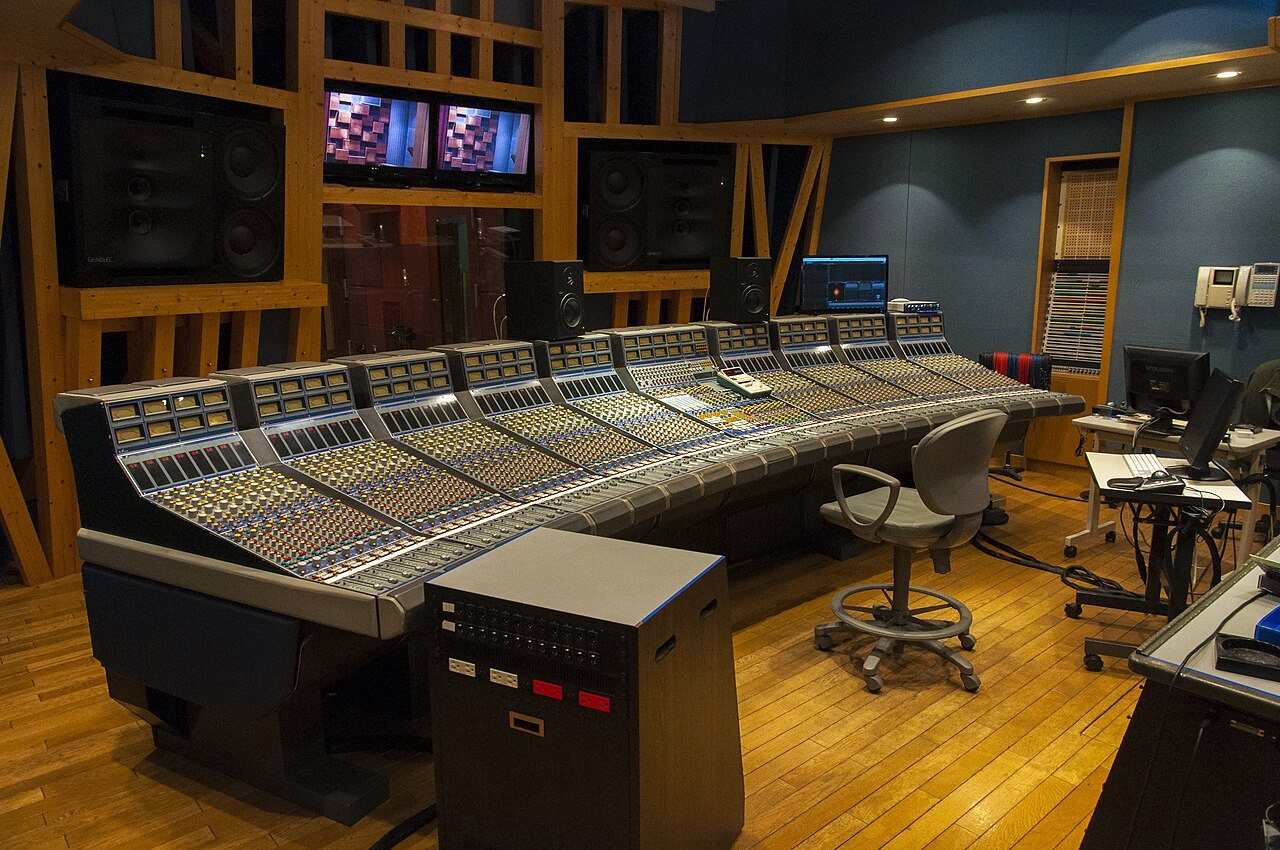 Détails d’une console de mixage utilisée pour travailler le son