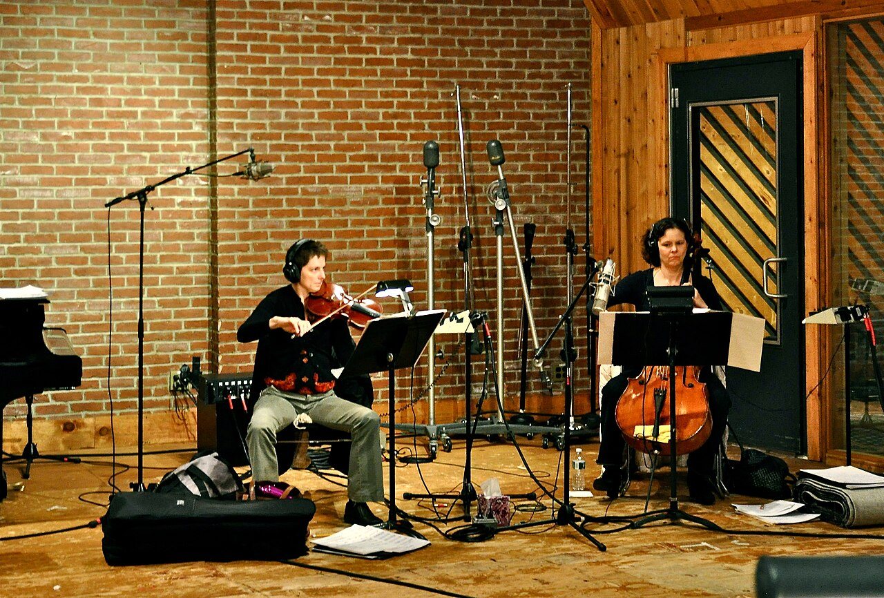 Violoniste et violoncelliste enregistrant en studio
