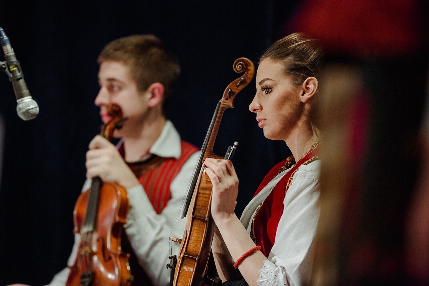 Musiciennes jouant du violon lors d’une performance